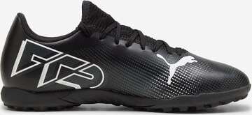 Ghete de fotbal 'Future 7 Play' de la PUMA pe negru