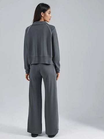 Tailleur di Hiccup in grigio