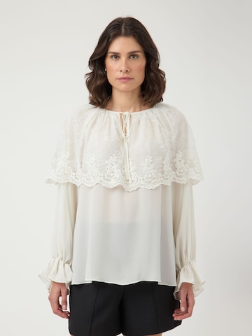 Top di YAS in beige: frontale