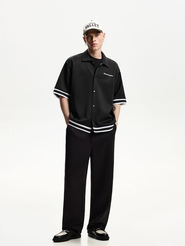 Bershka Loose fit Trousers in Black: front