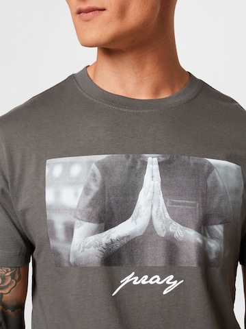 Mister Tee T-shirt 'Pray' i grå