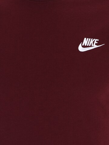 Coupe regular T-Shirt 'Club' Nike Sportswear en rouge