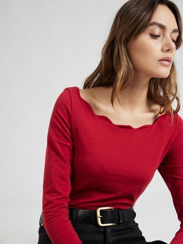 ABOUT YOU - Camiseta 'Charlotte' en rojo