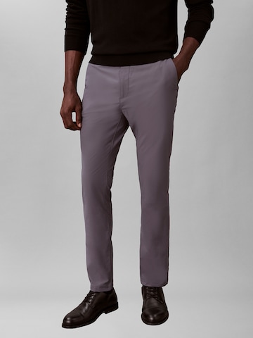 pilka Calvin Klein Prigludęs „Chino“ stiliaus kelnės: priekis