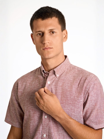 Coupe regular Chemise Lindbergh en rouge
