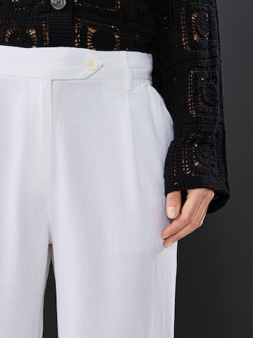 Wide leg Pantaloni cutați de la Next pe alb