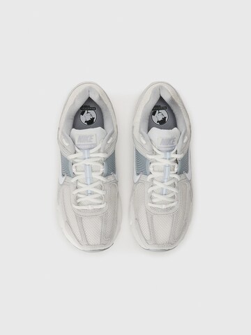 Sneaker bassa 'ZOOM VOMERO 5' di Nike Sportswear in bianco
