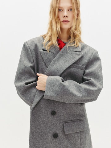 Pull&Bear Prehoden plašč | siva barva