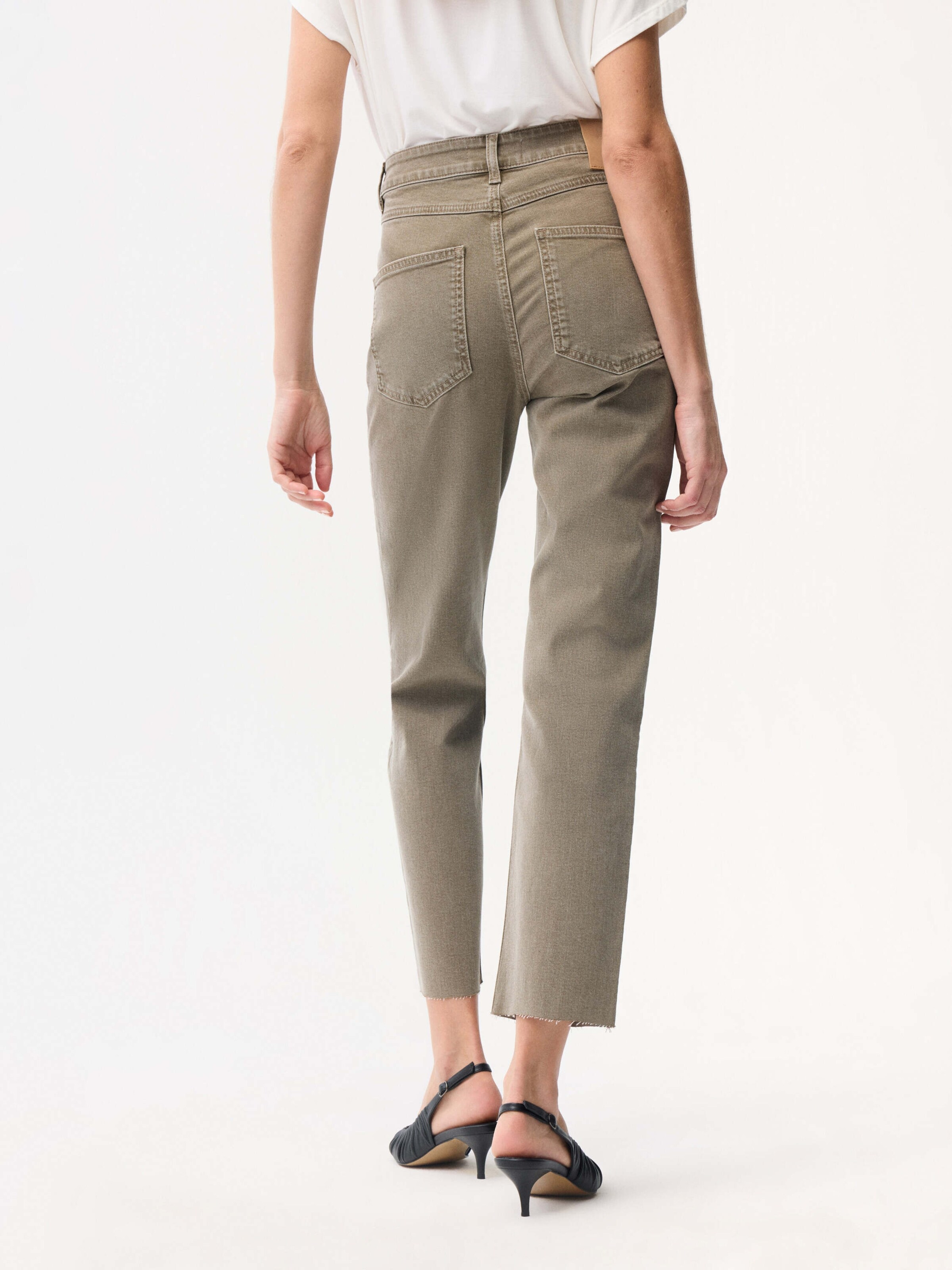 adl Tapered Jeans in Brown