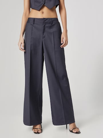 Bella x ABOUT YOU Wide leg Pleated Pants 'Dion' in Blue: front