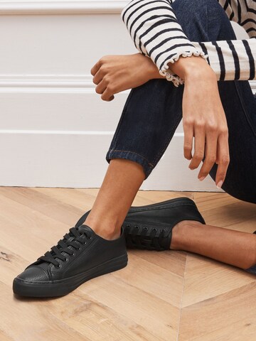 Baskets basses Next en noir : devant