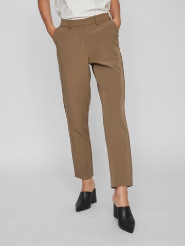 Coupe slim Pantalon 'MARY' VILA en marron : devant