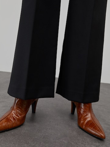 EDITED Zvonové kalhoty Kalhoty 'Milana' – černá