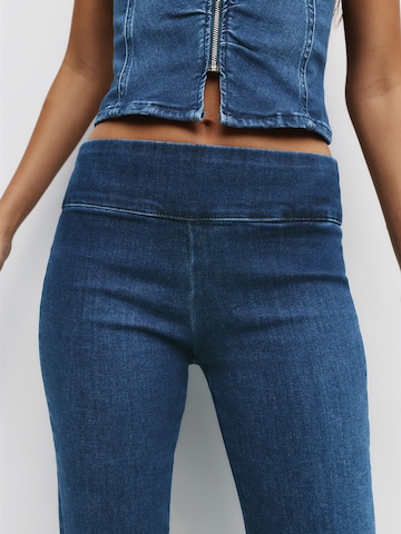 Pull&Bear Flared Jeans in Blauw