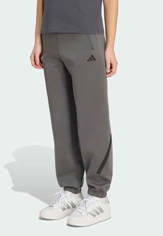 Effilé Pantalon de sport 'Z.N.E. ' ADIDAS SPORTSWEAR en gris : devant
