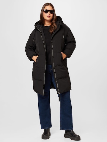 Manteau mi-saison 'Bless' Vero Moda Curve en noir