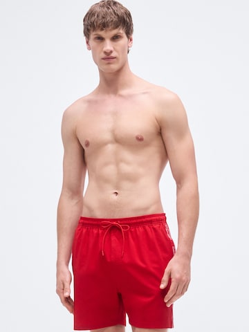 Calvin Klein Swimwear - Bermudas en rojo