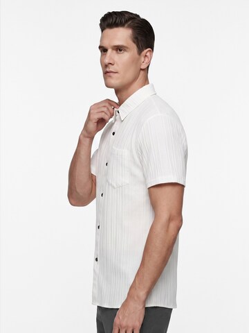 ALLTHEMEN Comfort fit Button Up Shirt 'Schwung' in White