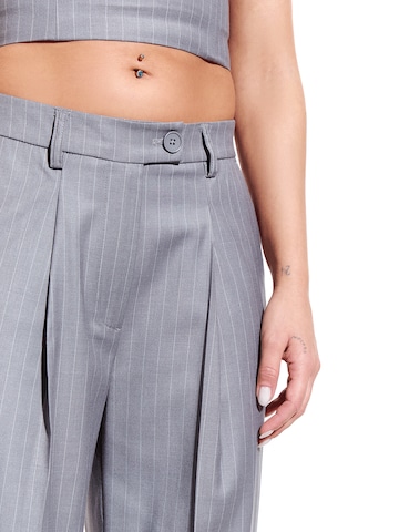 sry dad. co-created by ABOUT YOU - regular Pantalón en gris