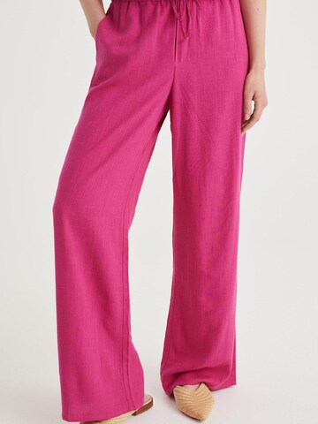 WE Fashion Loose fit Pleat-front trousers in Pink: front