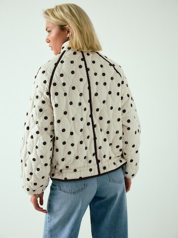 Next Overgangsjakke i hvid