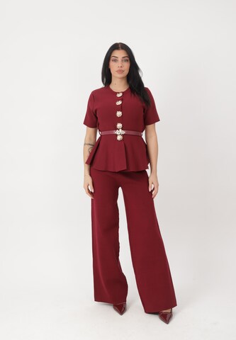 Elara Buksedragt i rød: forside