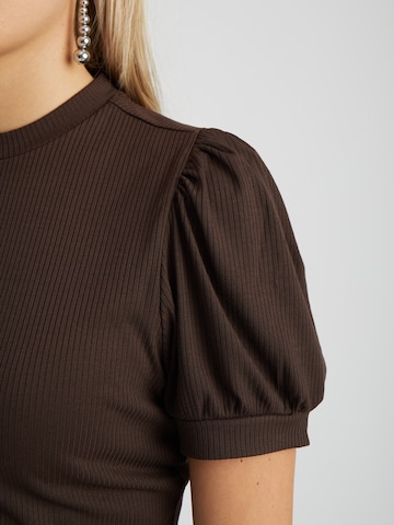 Peppercorn - Camiseta 'Johanna' en marrón