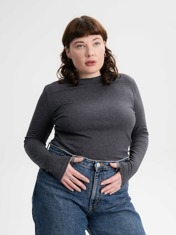 Tricou 'Dhivya' de la MELA pe gri