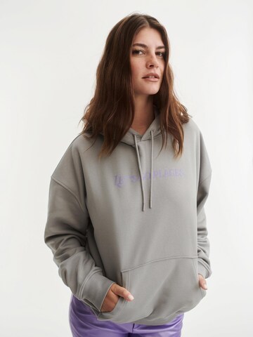 ABOUT YOU x Laura Giurcanu Sweatshirt in Grijs: voorkant