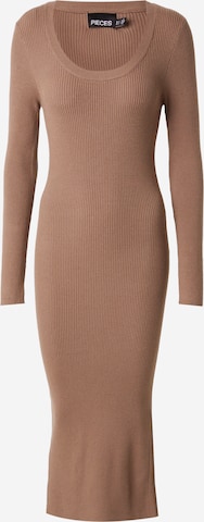 PIECES Трикотажное платье в Коричневый: спереди