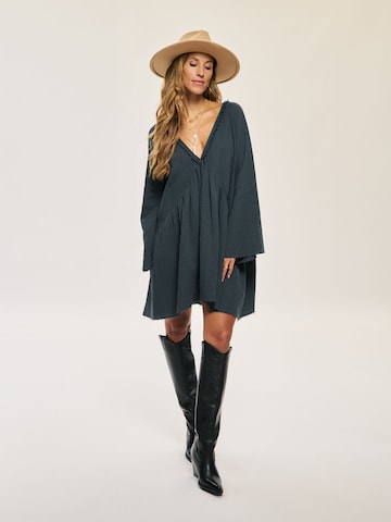 Robe Kamila Šikl en gris