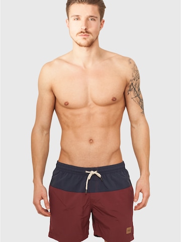 Shorts de bain Urban Classics en rouge : devant