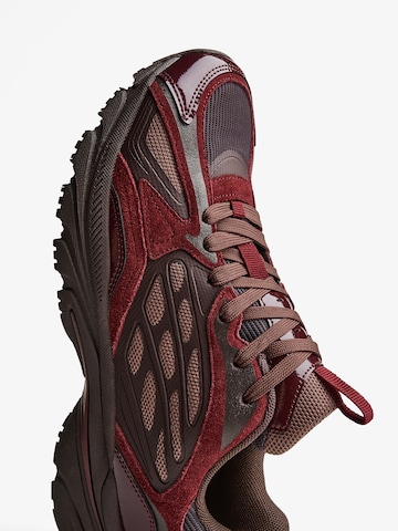 Bershka Trampki niskie w kolorze czerwony