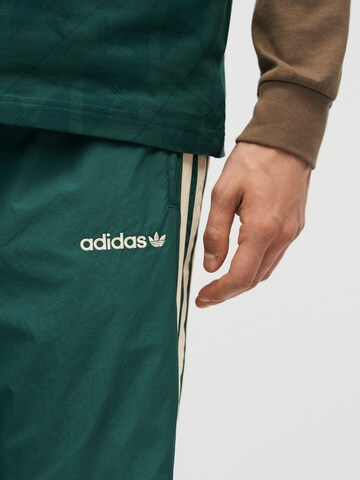 ADIDAS ORIGINALS - Loosefit Pantalón 'Cutline' en verde