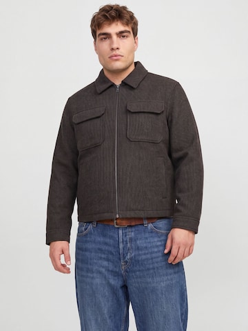 Jack & Jones Plus - Chaqueta de entretiempo 'JPRBLUWakefield' en marrón: frente