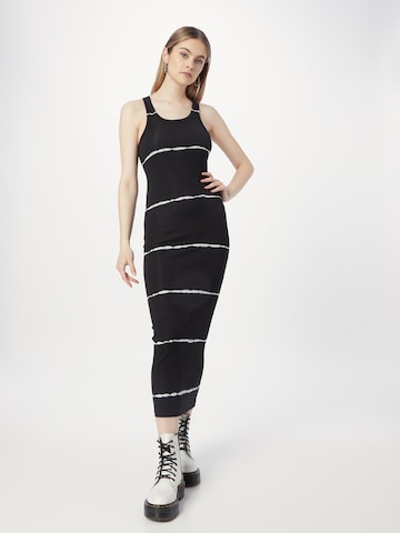 Rochie de la WEEKDAY pe negru: față