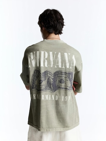 Pull&Bear Koszulka 'NIRVANA ONE DOLLAR' w kolorze zielony: przód