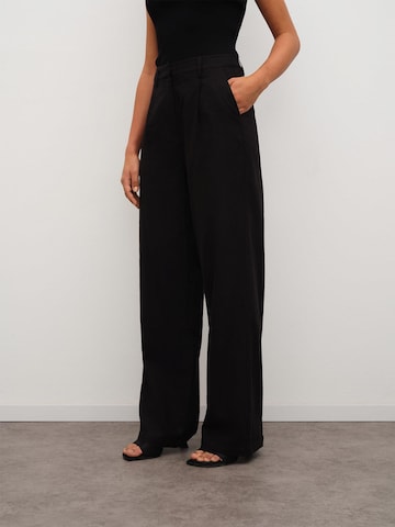 RÆRE by Lorena Rae Regular Pleat-Front Pants 'Martha' in Black: front