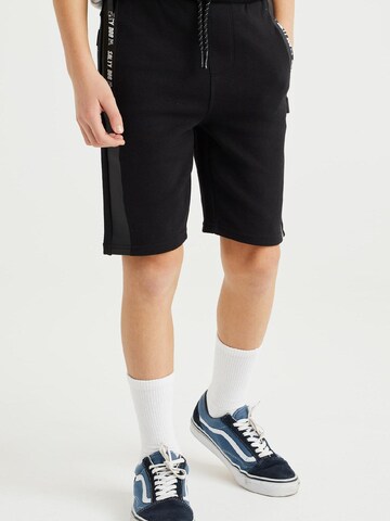 WE Fashion Regular Shorts in Schwarz