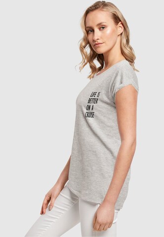 Merchcode T-Shirt 'Life Is Better' in Grau