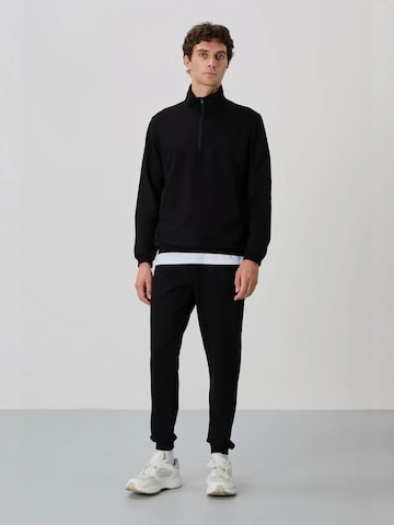 Tommy Life Joggingpak in Zwart: voorkant