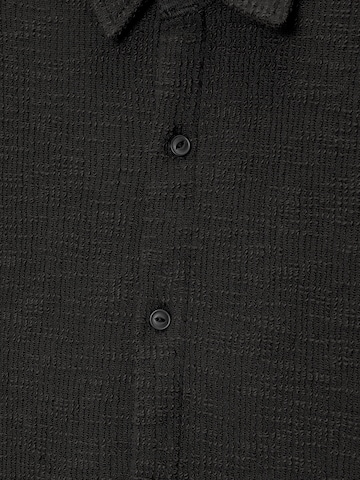 Pull&Bear Comfort Fit Риза в черно