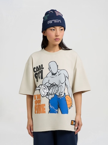 AND1 T-shirt 'On Fire Trash Talk' i beige: framsida