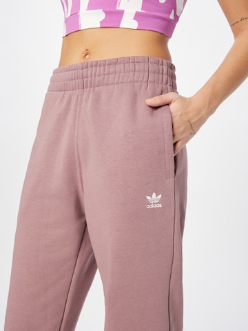 ADIDAS ORIGINALS Zwężany krój Spodnie 'Adicolor Essentials Fleece' w kolorze różowy