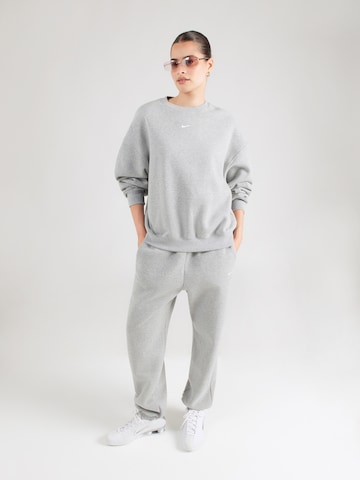 Nike Sportswear Tréning póló 'Studio' - szürke