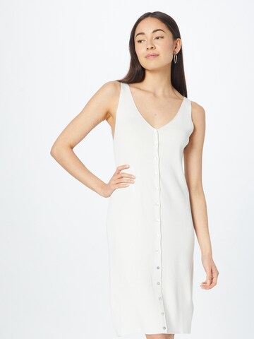 PULZ Jeans Πλεκτό φόρεμα 'SARA' σε λευκό: μπροστά
