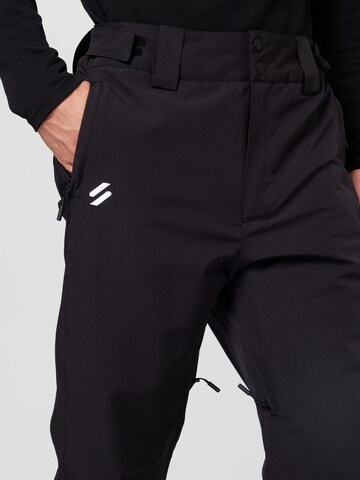 Regular Pantaloni outdoor de la Superdry pe negru