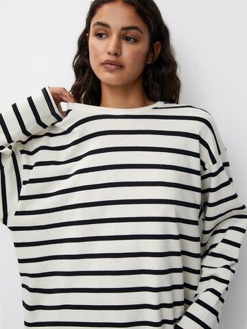 Tricou de la Pull&Bear pe alb