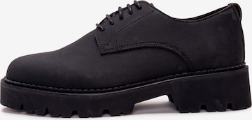 nae Vegan Shoes Nauhakengät 'Helen' värissä musta: etupuoli