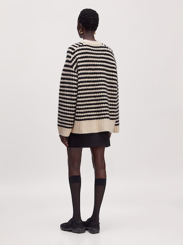 EDITED Svetr 'Lennon' – černá